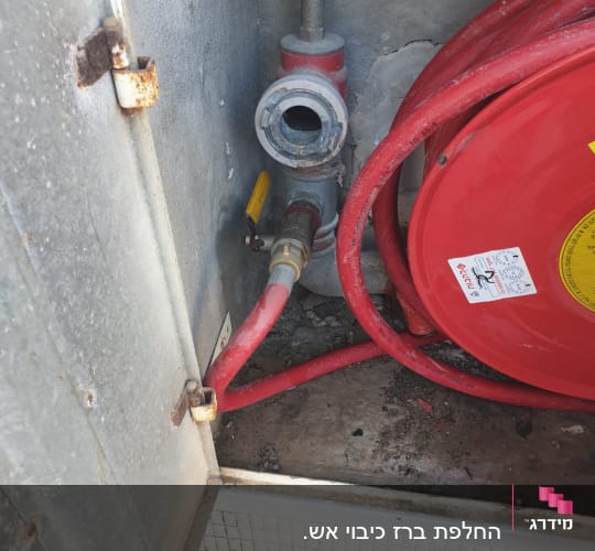 ברז כיבוי אש עם צינור אדום בארון מתכת
